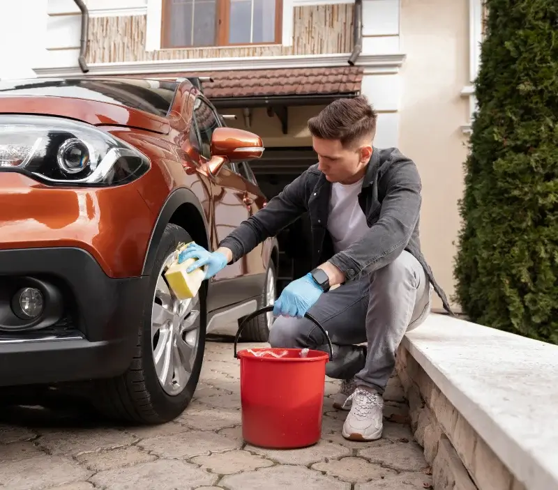 Lavage auto à domicile Sainte-Anne-Saint-Priest : professionnel intervenant sur un véhicule